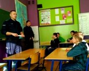 policjanci z uczniami w szkole