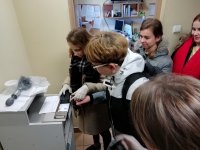 uczniowie wykonujący sobie wzajemnie daktyloskopię