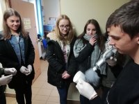 Uczeń opyla filiżankę w celu zabezpieczenia odcisków palców