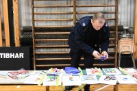 Policjant przygotowuje nagrody dla dzieci