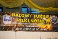 plakat turnieju z napisem Halowy Turniej Piłki Nożnej o Puchar Komendanta Powiatowego Policji w Rawie Mazowieckiej