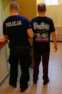 policjant i zatrzymany mężczyzna