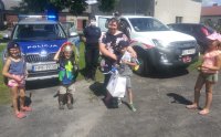 policjantka, strażak, Jacek z rodzeństwem i mamą na tle samochodów