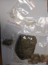 Amfetamina i marihuana w torebkach foliowych zatrzymane przez policjantów.