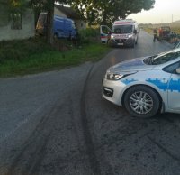 Radiowóz oraz uszkodzone samochody biorące udział w zdarzeniu w miejscowości Nowe Szwejki.