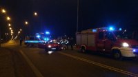 fFat seicento biorący udział z wypadku, obok niego radiowóz i samochód strażacki.