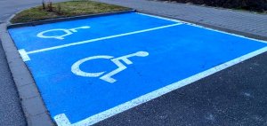 Miejsce parkingowe dla osoby niepełnosprawnej z symbolem wózka inwalidzkiego.