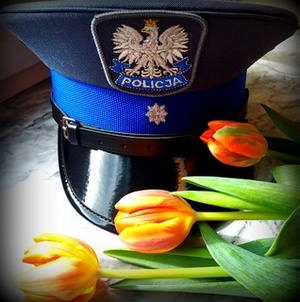 Czapka policyjna i kwiaty.