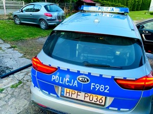 Radiowóz policyjny i auto.