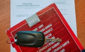 Foto poglądowe, kluczyk samochodowy leżący na kodeksie karnym.