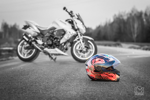 motocykl i kask na drodze
