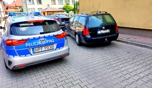 Radiowóz policyjny oraz samochód osobowy.