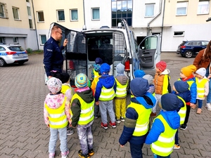 Policjant, radiowóz i dzieci.