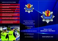 Plakat, na którym widać dwoje policjantów ruchu drogowego i wymagania, które powinien spełniać kandydat do służby w policji.