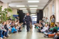 policjant z psem służbowym i dzieci