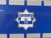 napis policja i nr 112, gwiazda policyjna na szaro-niebieskim tle