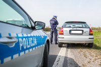 radiowóz, policjant i auto kontrolowane