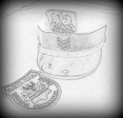 czapka policjanta ruchu drogowego i naszywka policyjna z napisem Komenda Powiatowa Policji w Rawie Mazowieckiej