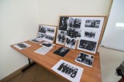 stół ze zdjęciami czarno-białymi z wizerunkiem policjantów