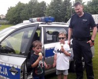 policjant, radiowóz i dzieci