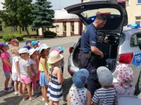 policjant , radiowóz i dzieci