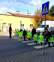 policjantka i dzieci na przejściu dla pieszych