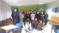 Policjant w mundurze z młodzieżą.