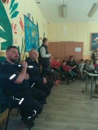 policjanci oraz przedstawiciel Wojewódzkiego Ośrodka Ruchu Drogowego podczas spotkania z młodzieżą.