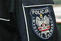 Emblemat z Godłem oraz napisem  Policja Wydział Prewencji.