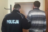 Umundurowany policjant ze sprawcą rozboju.