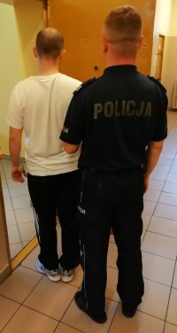 Policjant i zatrzymany mężczyzna.