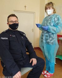 Policjant wraz z pielęgniarką w gabinecie.