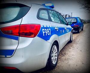 Niebieski samochodów za nim radiowóz oznakowany.