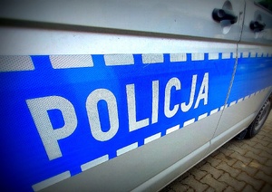 Napis policja na boku radiowozu.