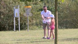 mężczyzna oraz dziecko na trawie