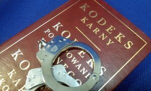 Książka zbiór kodeksów i kajdanki.