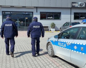 Policjanci, radiowóz i galeria.