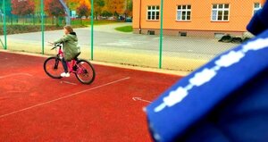 Dziecko na rowerze i pagon policyjny.