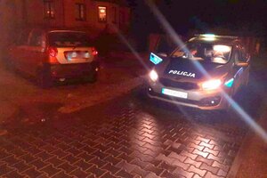 Radiowóz oznakowany oraz samochód osobowy.