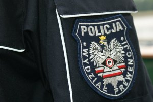 Rękaw kurtki służbowej na którym napis wydział prewencji policja.