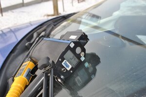 Miernik prędkości na radiowozie.