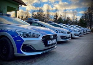 Radiowozy stojące obok siebie na placu.