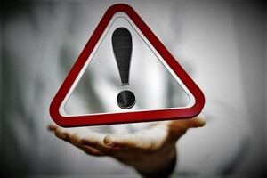 wykrzyknik wewnątrz znaku ostrzegawczego