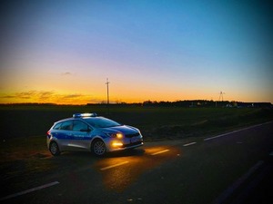 Radiowóz o zachodzie słońca.
