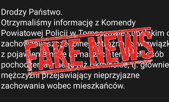 napis fake news na tle wiadomości tekstowej