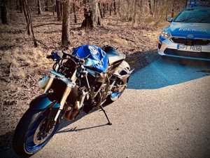 Motocykl oraz radiowóz.