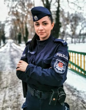 Policjantka w mundurze.