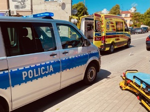 Radiowóz policyjny, karetka pogotowia stoją przy przejściu dla pieszych.