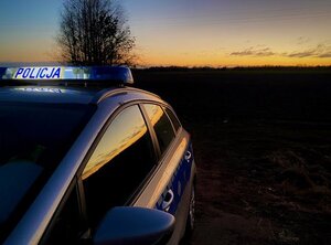 Radiowóz o zachodzie słońca.