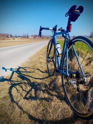 Rower stojący na poboczu.